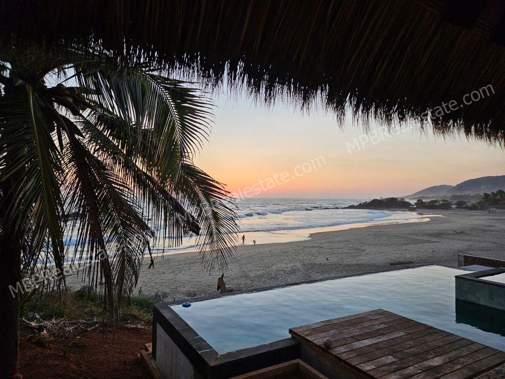 En venta en Troncones, casa de lujo frente a playa