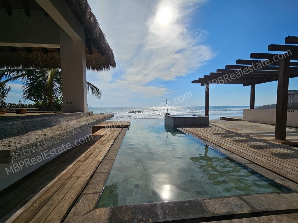 La alberca frente al mar: Casa Avalon Troncones